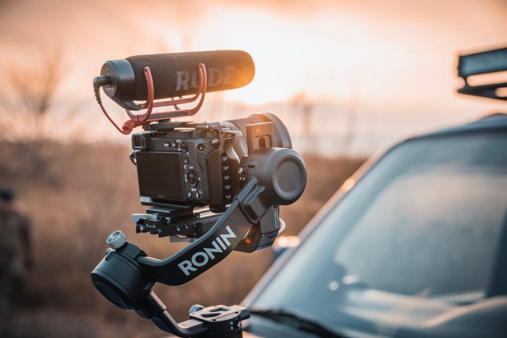 alt="Équipements de vidéaste pour réalisation de vidéos professionnelles en Corse par Pixato.fr – Production vidéo de haute qualité avec matériel professionnel"