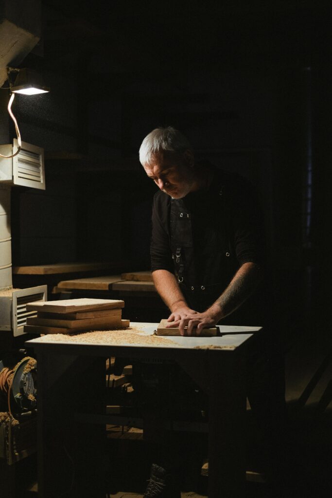 alt="Séance photo publicitaire d’un artisan menuisier au travail – Pixato.fr"